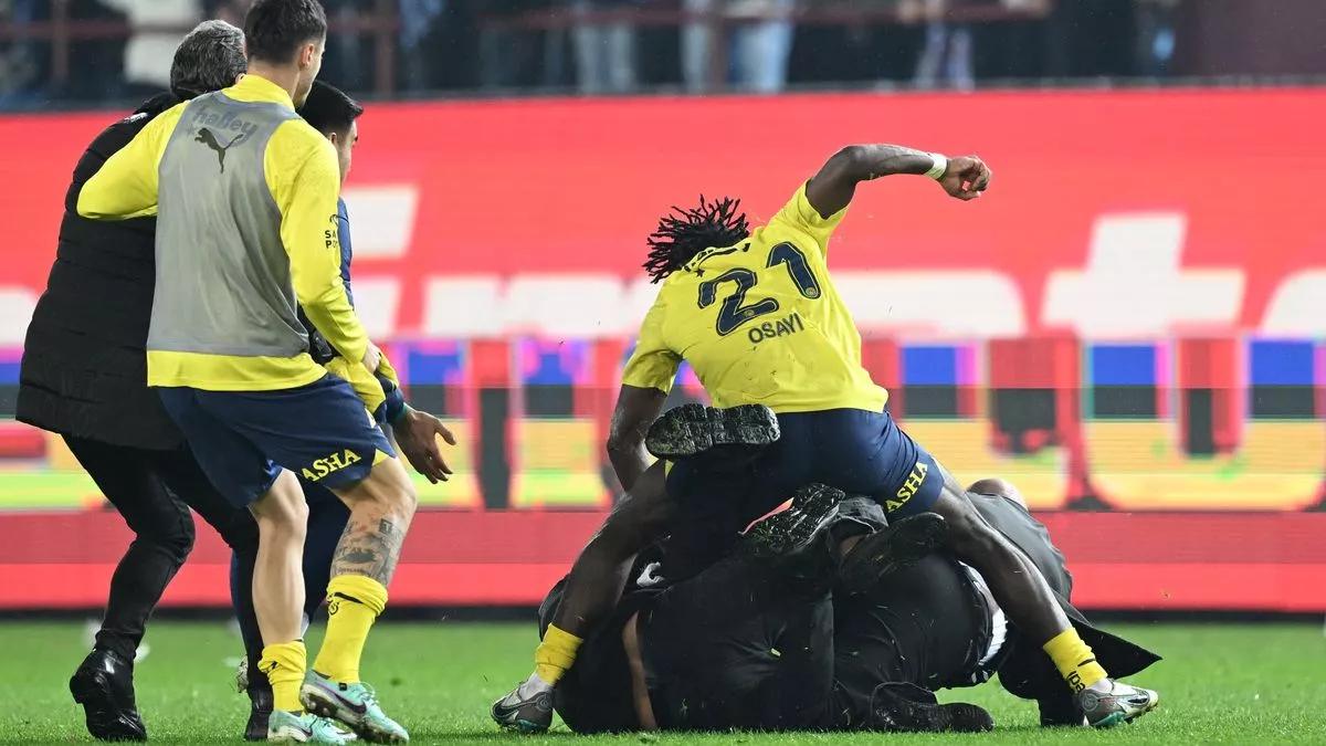 Cover image for Osayi-Samuel punches fan as Fenerbahce players run for cover