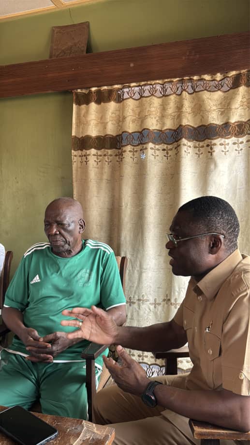 Shaibu leads NIS officials in honouring national football legend at home