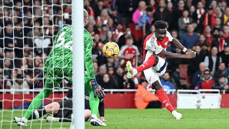 On his 300th game, Saka hands Arsenal title lifeline 