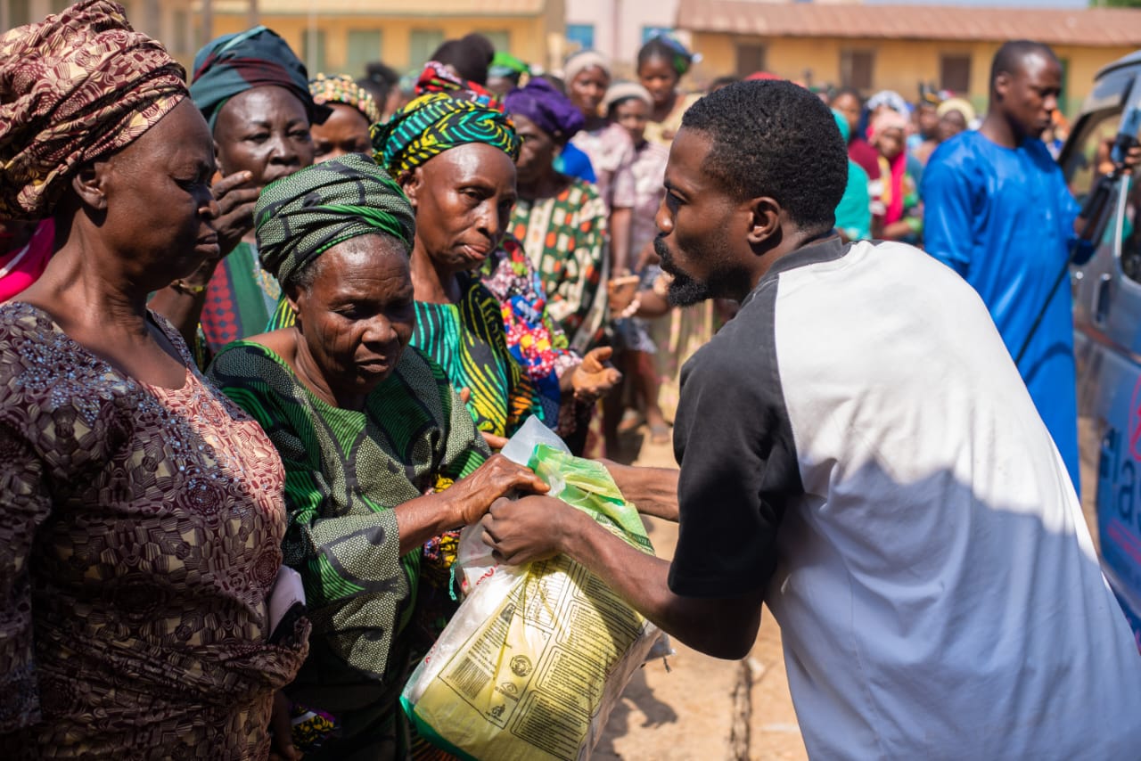 Awoniyi spreads love at Christmas with distribution of food items