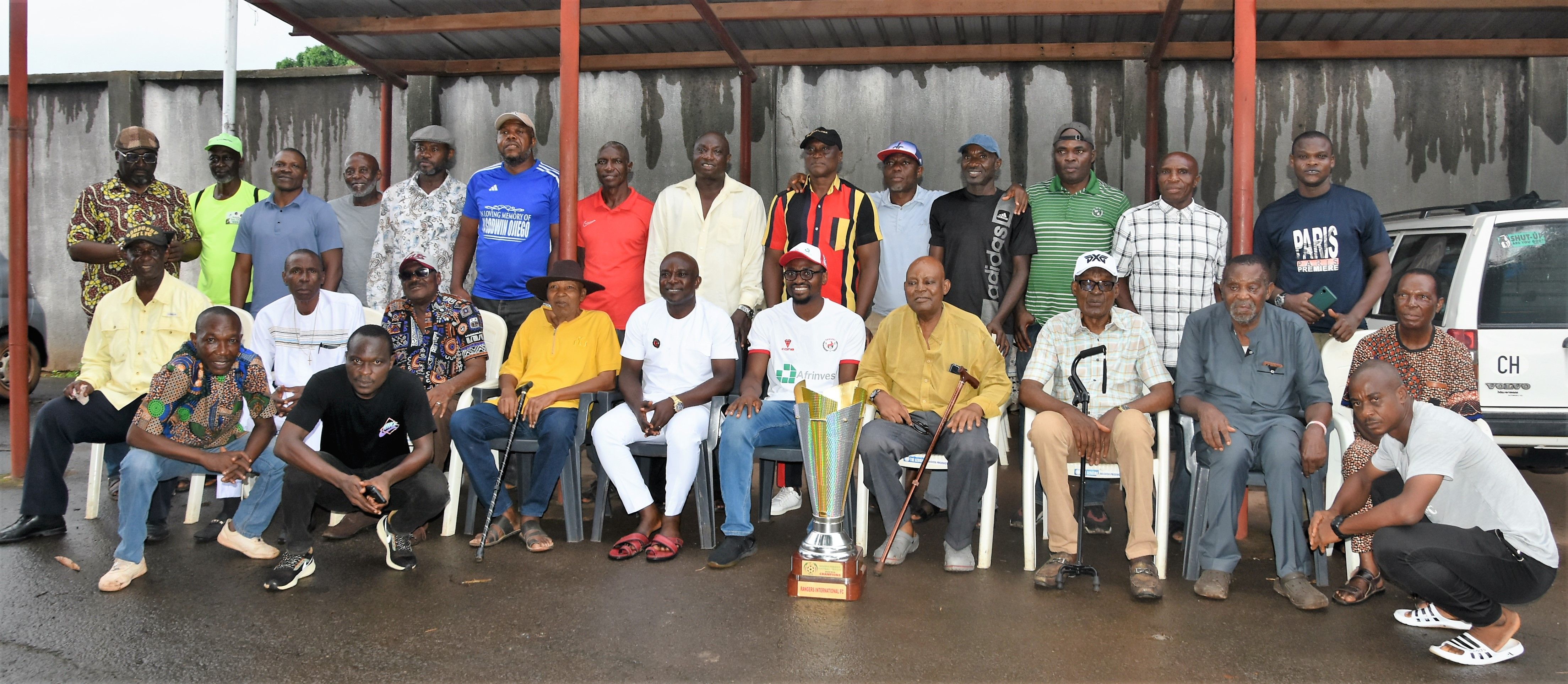 Cover image for Rangers mgt presents league trophy to ex-Rangers